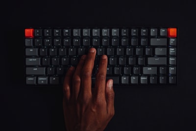 人们用黑色电脑键盘